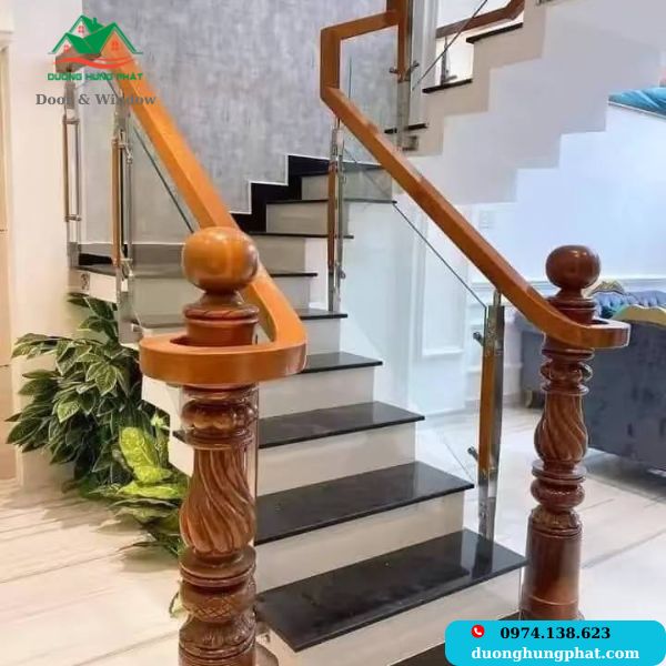 Cầu thang kính tay vịn gỗ Quận 12